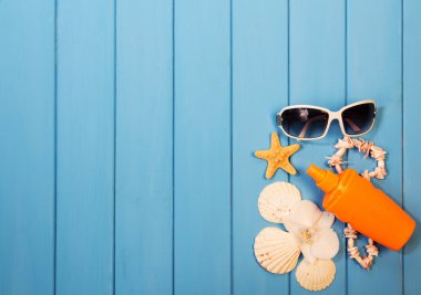 Kabukları, güneş kremi ve güneş gözlüğü