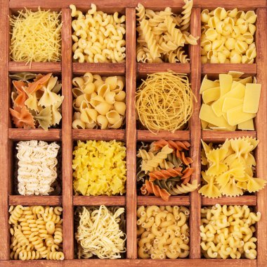 Pişmemiş spagetti ve kutusunda makarna