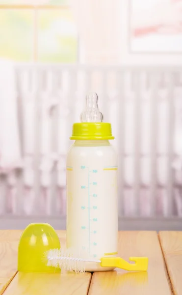 Flasche Milch mit Schnuller im Kinderzimmer — Stockfoto