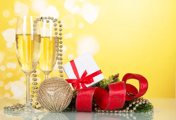 Gift box and two glasses of champagne — Stock Photo, Image