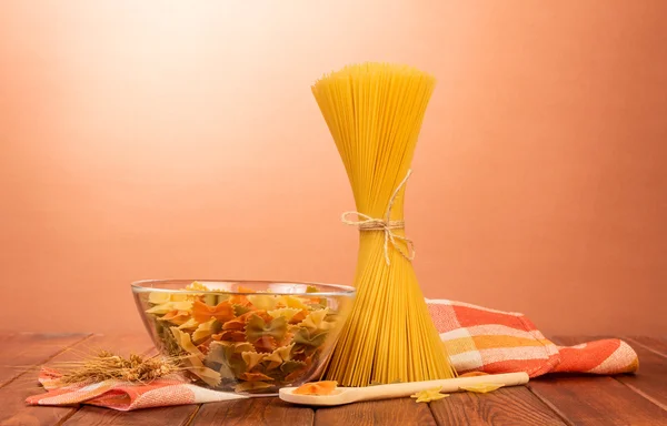 Spagetti ve diğer pişmemiş makarna — Stok fotoğraf