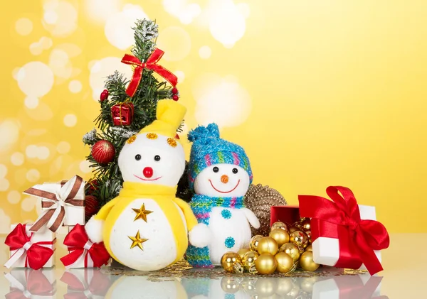 Málo sněhuláci a Vánoční dekorace — Stock fotografie