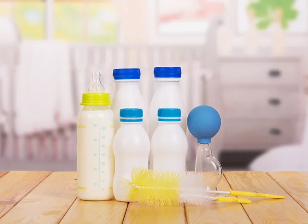 Botellas de leche, un cepillo para lavar botellas —  Fotos de Stock