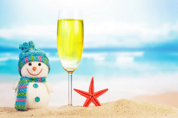 Cocktail und Schneemann am Strand — Stockfoto