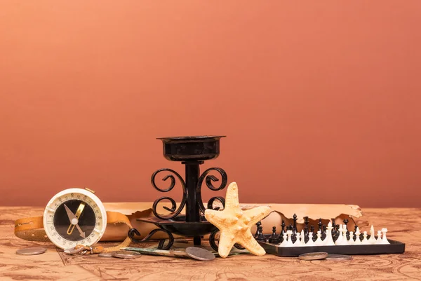 Alter Kerzenständer, Kompass — Stockfoto