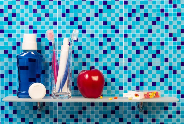 Pomme rouge avec dentifrice et brosse — Photo