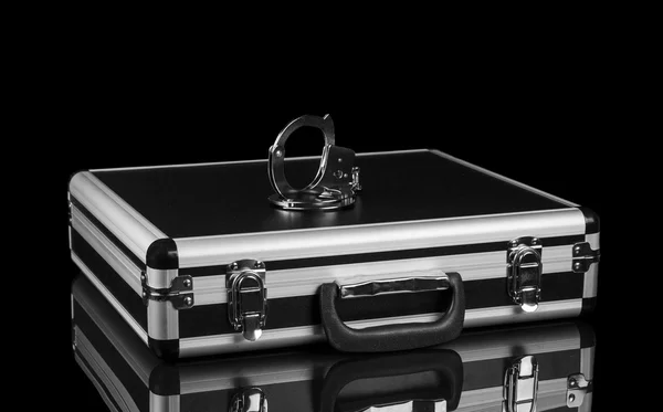 Zwarte koffer met handboeien — Stockfoto