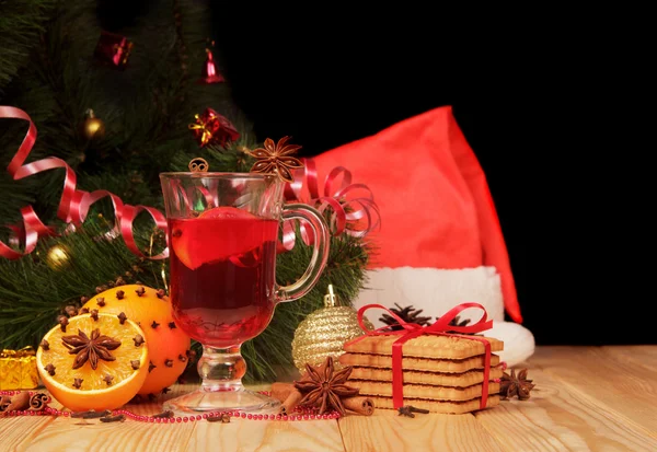 Copo de vinho quente com especiarias — Fotografia de Stock