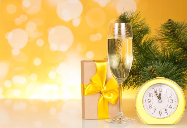 Champagne, cadeau et horloge — Photo