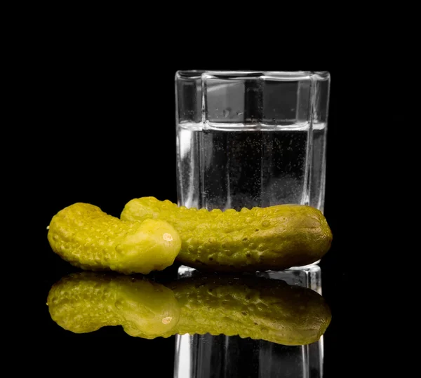 Bicchiere di vodka con cetrioli sottaceto — Foto Stock