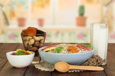 Mutfak masasının üzerinde diyet Kahvaltı