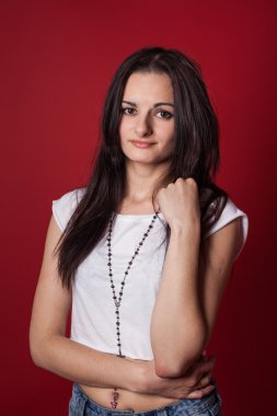 güzel kız beyaz tişört.