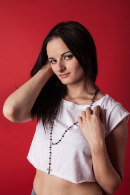 güzel kız beyaz tişört.