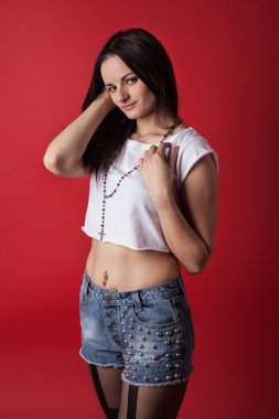 Güzel genç kızı beyaz bir T-shirt.