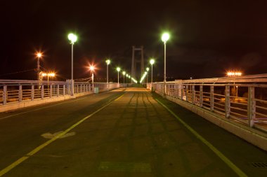 Gece yaya köprüsü. Işık fenerler.