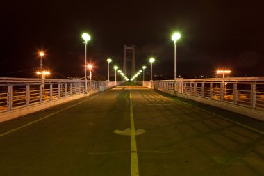 Gece yaya köprüsü. Işık fenerler.