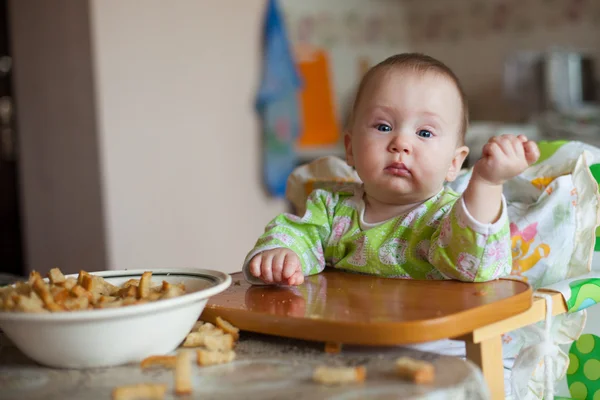 Ребенок ест за столом. Счастливая семья . — стоковое фото