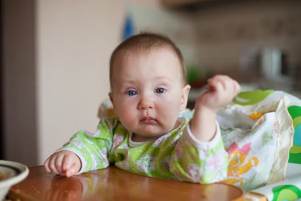 El chico come en la mesa. Familia feliz . — Foto de Stock