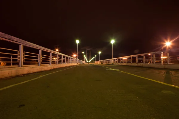 Natt gångbro. Ljus lyktor. — Stockfoto