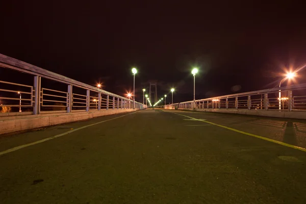 Ночной пешеходный мост Световые фонари . — стоковое фото