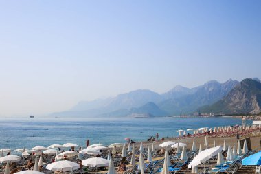Antalya, Türkiye - Eylül 2020: Antalya 'daki Konyaalti plajı manzarası.