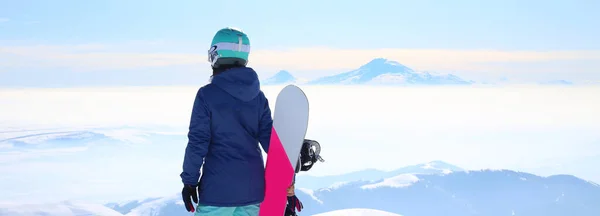 Žena Držící Snowboard Vrcholu Hory Sportovní Dívka Jezdec Snowboardista — Stock fotografie