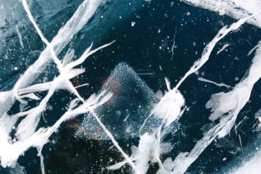 Baykal Gölü 'nün derin şeffaf buzu. Baykal Gölü 'nde kışın çatallı buzlu. Güzel buz yüzeyi.