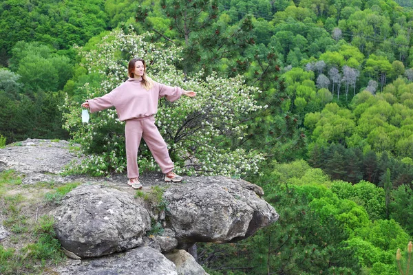 幸せな若いです女性身に着けています医療面マスク外でザ公園 — ストック写真