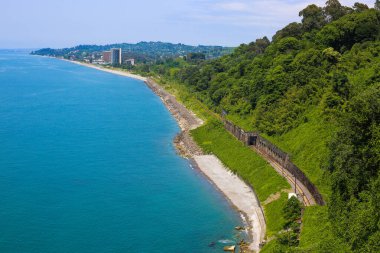 Batumi Georgia 'daki kayadan mavi denizin güzel manzarası. Yukarıdan Sealine.