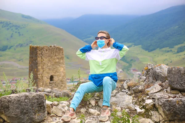 山の中の自然の中で顔のマスクを身に着けている幸せな女性旅行者 — ストック写真