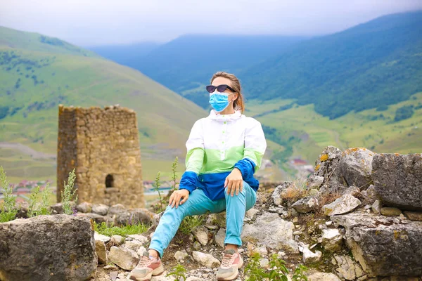 Dağların Doğasında Maske Takan Mutlu Bir Kadın Gezgin — Stok fotoğraf