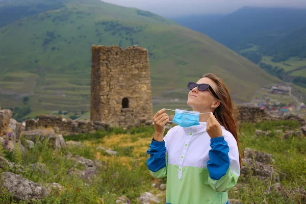 Mutlu Kadın Gezgin Dağların Doğasında Maskesini Çıkarıyor — Stok fotoğraf