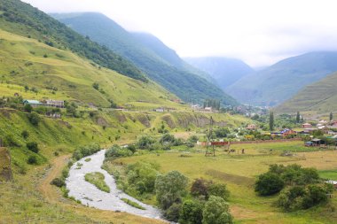 Kuzey Osetya dağlarındaki manzara manzarası.