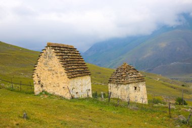 Kuzey Osetya dağlarındaki manzara manzarası.