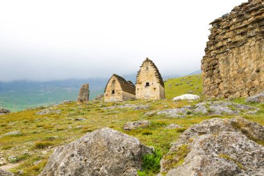Kuzey Osetya dağlarındaki manzara manzarası.