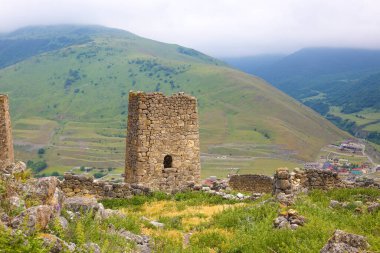 Kuzey Osetya dağlarındaki manzara manzarası.