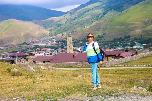 여행하는 여자가 코카서스 들에서 미소짓고 등산하는 — 스톡 사진