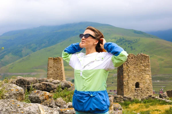 Kafkasya Dağlarda Gülümseyen Yürüyüş Yapan Genç Bir Kadın Gezgin — Stok fotoğraf