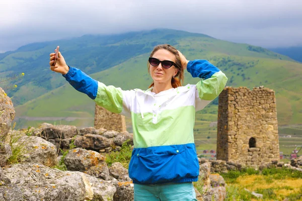 Kafkasya Dağlarda Gülümseyen Yürüyüş Yapan Genç Bir Kadın Gezgin — Stok fotoğraf