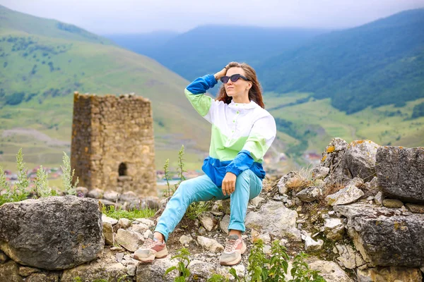 コーカサスの山で笑顔とハイキングをする若い女性 — ストック写真