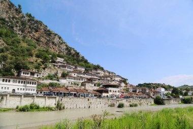 Berat, Arnavutluk - Temmuz 2019: Unesco Dünya Mirası olarak belirlenen eski Berat kentlerinin manzarası. Binlerce pencereli şehir.
