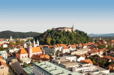 Tepedeki Sloven Ljubljana Şatosu 'nun yaz kenti manzarası ve arka plandaki dağlar