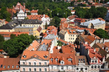 Yazın Riga çatılarının manzarası. 