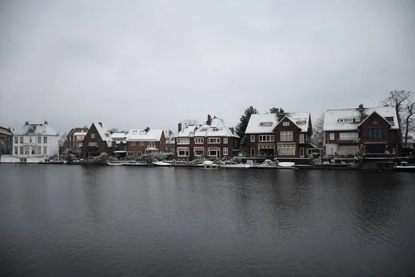 Case Innevate Nella Città Olandese Haarlem Attraverso Fiume Spaarne Inverno — Foto Stock