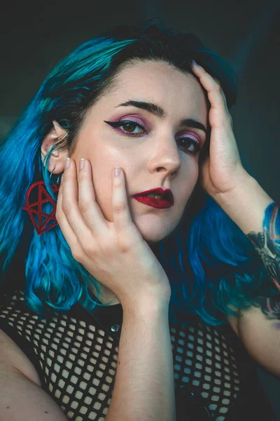 Portrait Une Élégante Jeune Femme Aux Cheveux Bleus Avec Chemisier — Photo