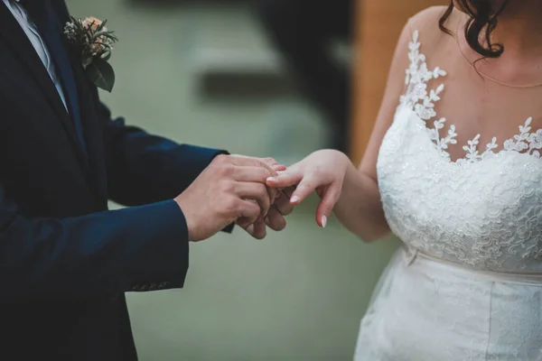 Een Selectief Focusshot Van Hand Van Bruidegom Die Ring Vinger — Stockfoto