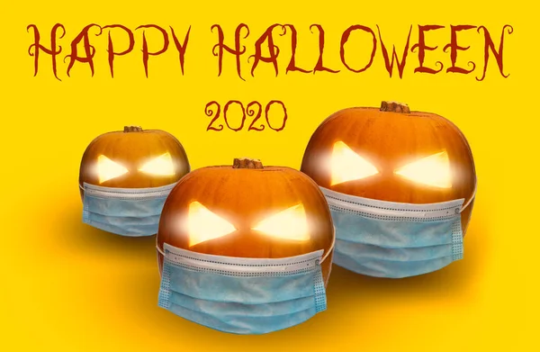 Een Achtergrond Voor Halloween 2020 Spookachtige Pompoenen Met Gezichtsmaskers Covid — Stockfoto