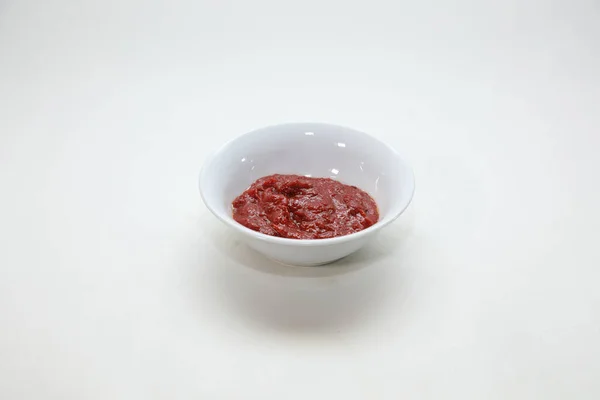 Eine Aufnahme Von Ketchup Einem Weißen Teller Auf Weißem Hintergrund — Stockfoto