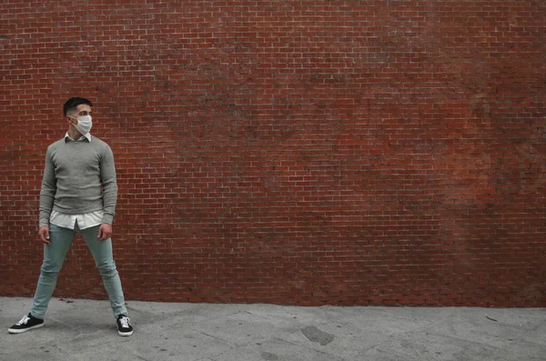 Joven Atlético Posando Frente Una Pared Con Concepto Máscara Sanitaria — Foto de Stock