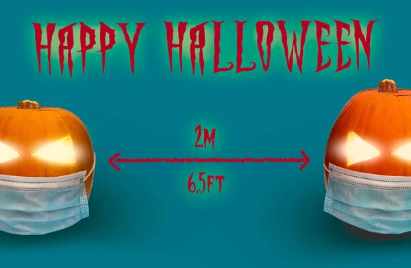 Een Halloween Thema Achtergrond Twee Spookachtige Pompoenen Dragen Gezichtsmaskers Staan — Stockfoto
